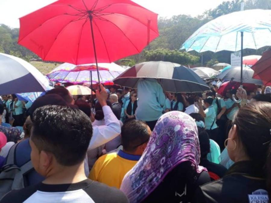 Miembros de diferentes iglesias evangélicas asistieron al cementerio Jardines del Recuerdo de San Pedro Sula para darle el último adiós.