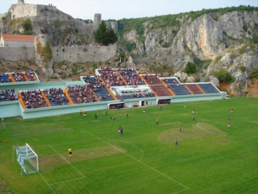 El Gospin Dolac de Croacia tiene capacidad para 4.000 espectadores y fue construido en 1989.