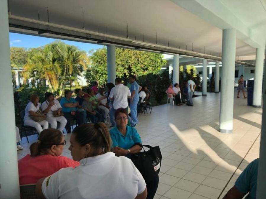 Son más de 35,000 empleados del sector Salud que se sumaron a las asambleas informativas. Foto de enfermeros y enfermeras de brazos caídos en La Ceiba.