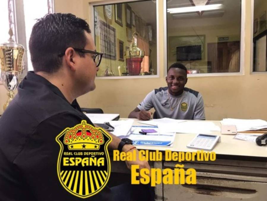 El joven futbolista Carlos Mejía firmó el lunes su contrato que lo vincula con el Real España por un año (dos torneos). Llega procedente del Vida.