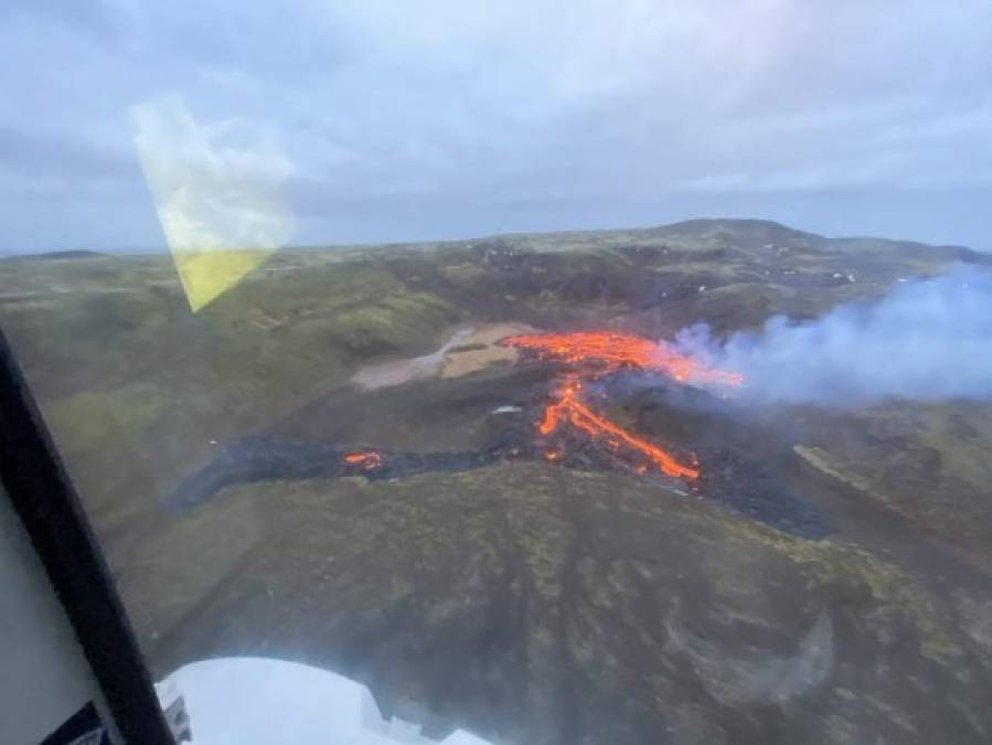 Las autoridades islandesas inspeccionaron el lugar de la erupción y capturaron imágenes impresionantes desde un helicóptero.