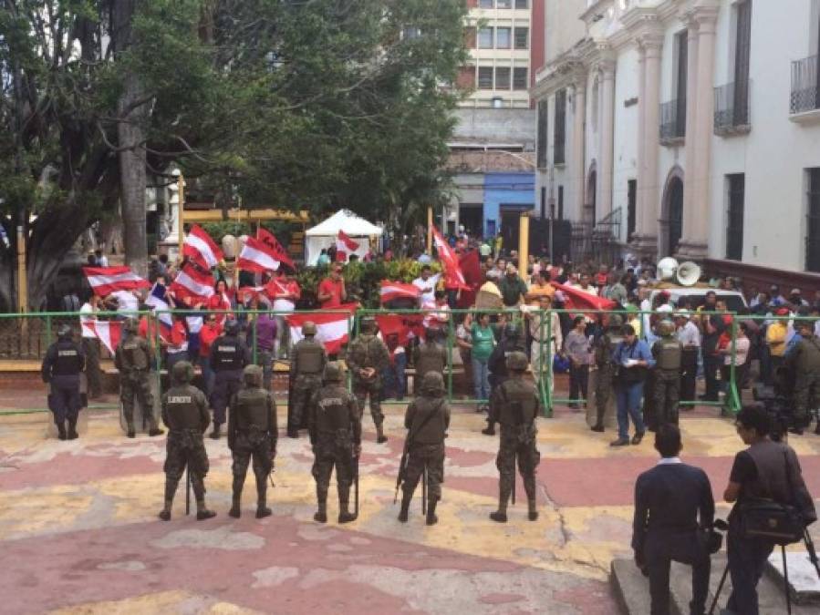 Militares y policías acordonan las afueras del Congreso Nacional. Simpatizantes Liberales han llegado al lugar.