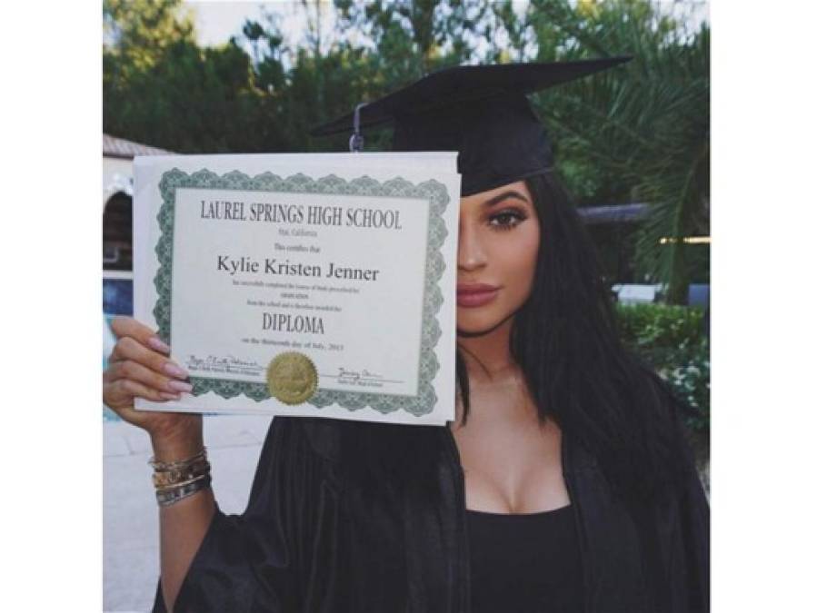 Kylie Jenner ocupa el puesto cinco con la foto del día de su graduación que logró 2,3 millones de me gusta.