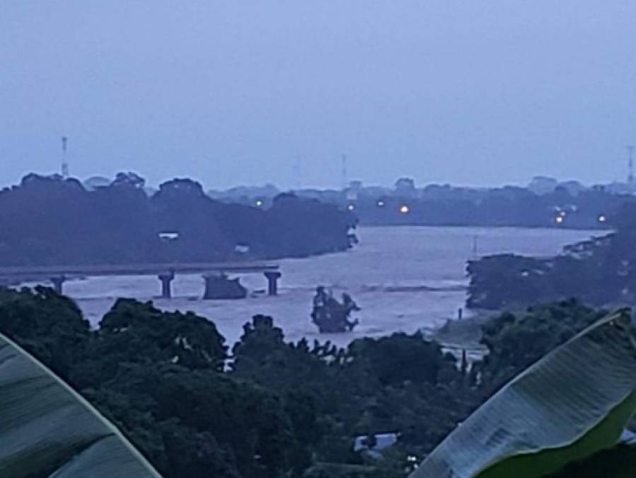 Se reporta que parte del puente Saopin se cortó debido al incremento del caudal Río Cangrejal, dejando inhabilitado el puente Reino de Suecia en La Ceiba.