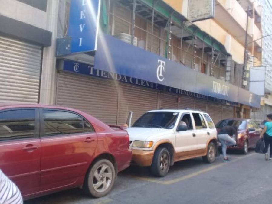 Algunas calles lucían bastante desoladas con la interrupción de la actividad comercial.