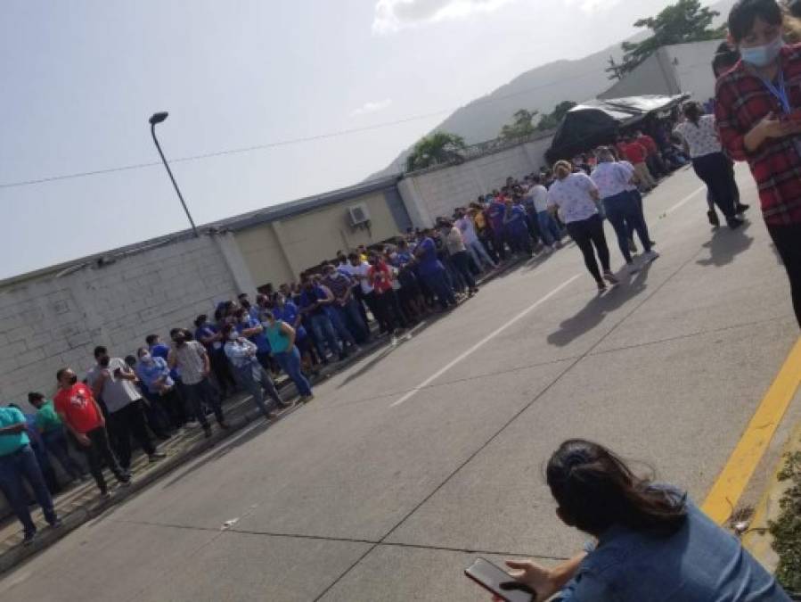 Empleados de una maquila sampedrana fueron evacuados de sus labores en esta jornada.