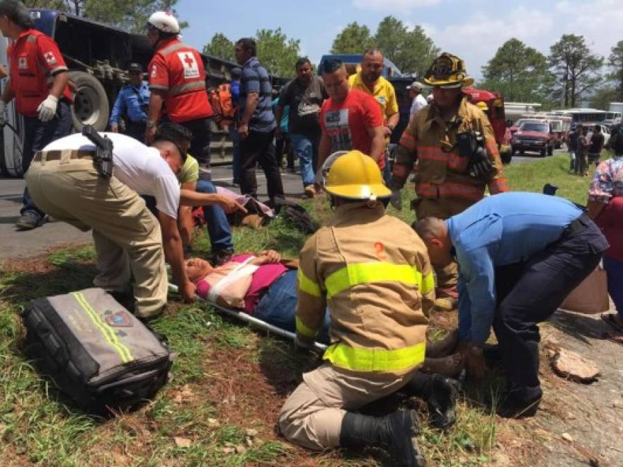 El accidente se produjo en el kilómetro 48 entre las comunidades de Las Mercedes y Las Flores de Siguatepeque, carretera CA-5 que comunica a San Pedro Sula con Tegucigalpa.