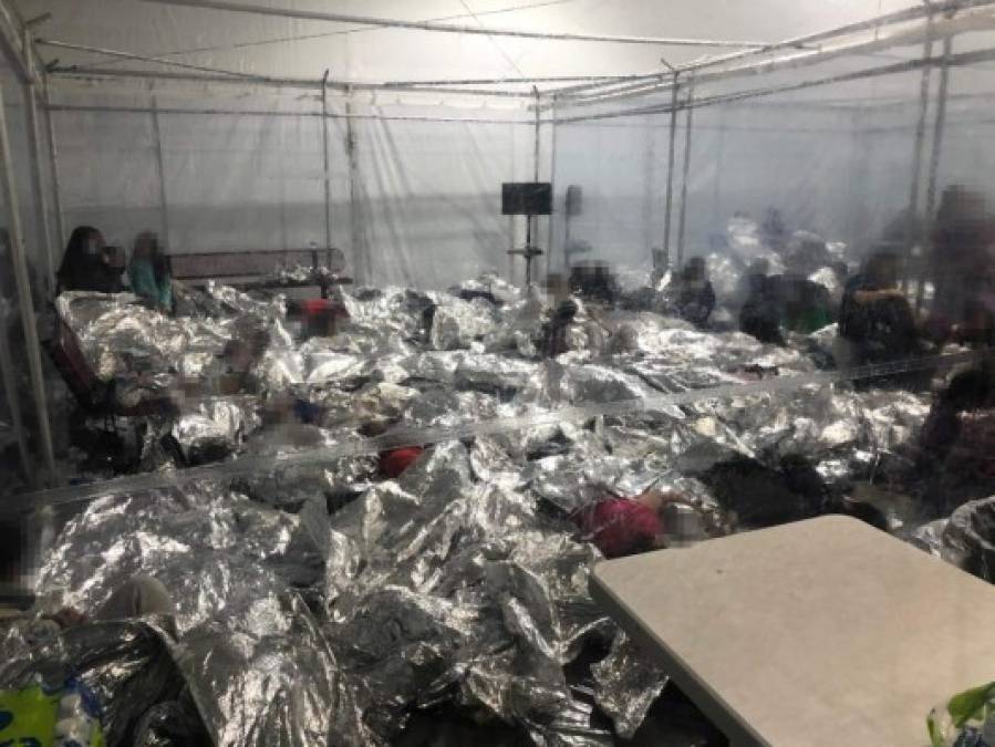 'Estas son las fotos que el Gobierno de Biden no quiere que el mundo vea. Por eso no han permitido el ingreso de la prensa', tuiteó Cruz junto a varias imágenes de los niños migrantes hacinados en celdas divididas por plásticos.