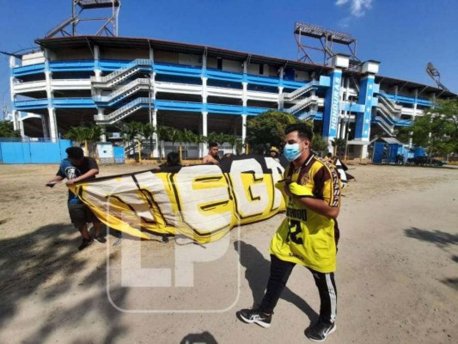 La Mega Barra finalmente no pudo ingresar al estadio Olímpic luego del anuncio que hizo Sinager, negando la entrada a aficionados por los altos números de contagios que hay de coronavirus.