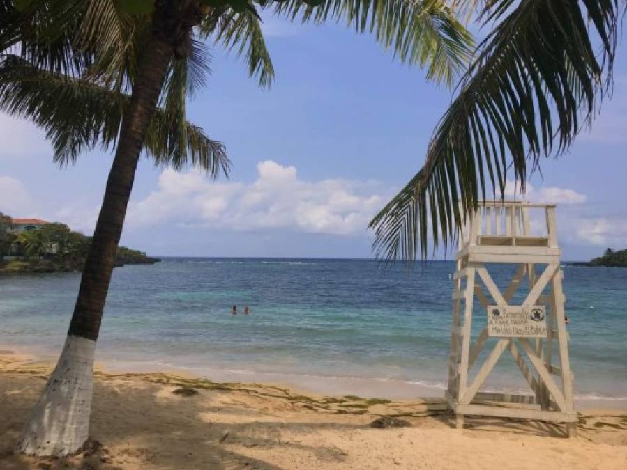 West End beach, Roatán<br/>Es el lugar de entretenimiento por excelencia, la playa y muchas tiendas y bares son el principal atractivo de esta playa.