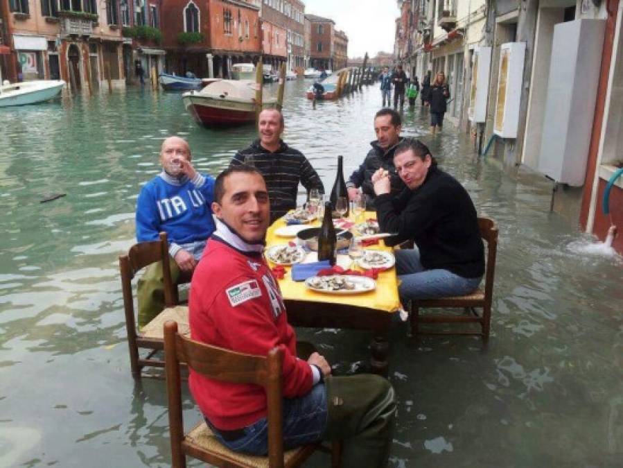 El agua alcanzó varios cafés y tiendas. Algunos turistas, como Jimmy Sartino, se tomaron la situación con humor.