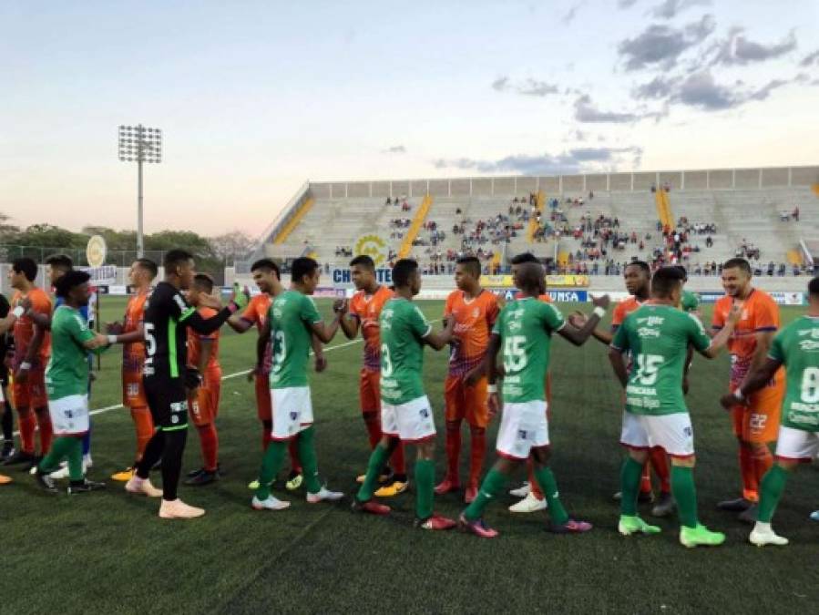 Los equipos titulares de UPN y Marathón se saludan antes del inicio del partido en Choluteca.