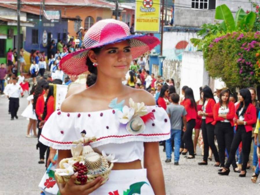 Santabarbarenses desfilaron y acapararon la atención del público con su belleza.