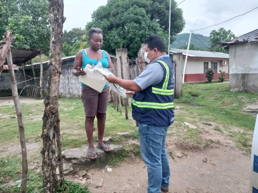 Personal del CONADEH realizó entrega de credenciales, kit de bioseguridad y reforzamiento en uso de aplicación a observadores de los municipios de Iriona, Limón, Bonito Oriental, Santa Rosa de Aguan, Trujillo y Santa, para garantizar el orden y respeto a los derechos de la población local.