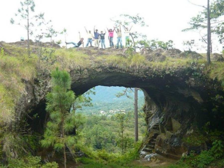 La ventana de Opatoro, La Paz. Aquí turistas captan imágenes impresionantes y divertidas.