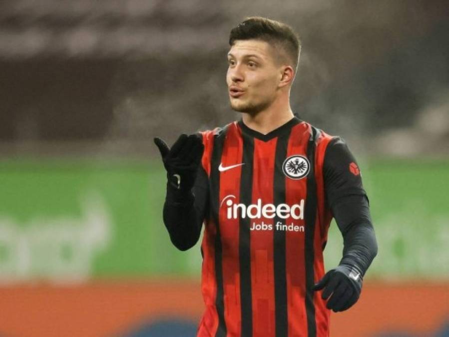 El Real Madrid pagó 60 millones de euros por el delantero serbio Luka Jovic. En el Bernabéu pasó de noche. Volvió al Eintracht, donde no pudo recuperar su forma, opacado por el portugués André Silva. Volverá a órdenes de Ancelotti, pero se espera sea cedido, nuevamente.