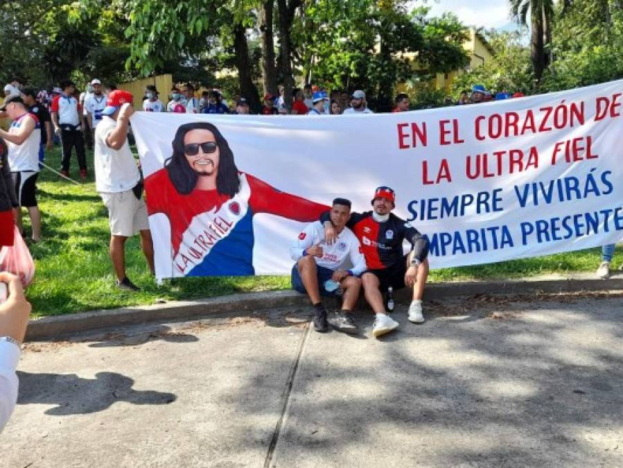 La barra del Olimpia protagonizó un show al equipo blanco en el hotel de concentración previo a su duelo contra Marathón en San Pedro Sula. Los aficionados no pueden ingresar a los estadios debido a las medidas contra el covid-19. Fotos Neptalí Romero.