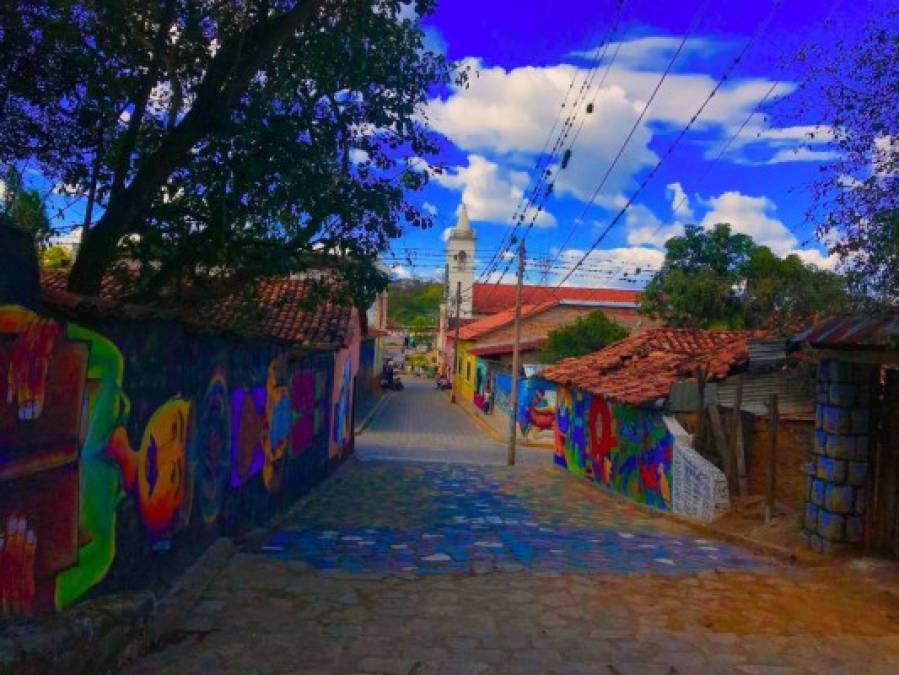 Desde hace un par de años, Cantarranas ha venido irrumpiendo en el gusto de los turistas locales y extranjeros por sus bellas calles empedradas, silencio ensordecedor y paredes que hablan con colores e historia pintadas. <br/><br/>Conozca al municipio pintoresco de Francisco Morazán que parece una cuenta de paisajes que comúnmente encontramos en Instagram.