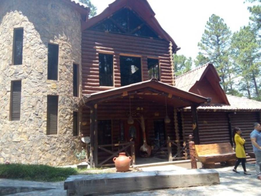 La lujosa casa de madera, conocida por los vecinos como 'La Cabaña', fue asegurada a la ex primera dama hondureña Rosa Elena Bonilla en el caso 'Caja chica de la dama'.