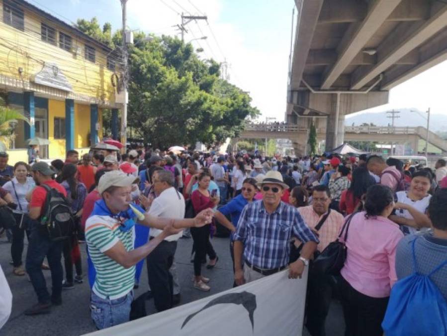 Protesta de docentes y médicos en el Barrio La Granja.
