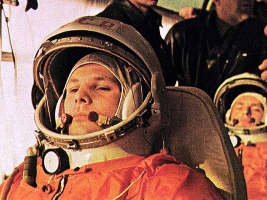 - 1961: Gagarin en órbita -<br/><br/>El 12 de abril de 1961, el soviético Yuri Gagarin, a bordo del Vostok-1, se convirtió en el primer hombre en el espacio. Dio una vuelta a la Tierra en un vuelo de 1H48.