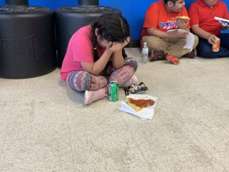 Una de las imágenes más desgarradoras es la de esta pequeña llorando, con un pedazo de pizza en el suelo.