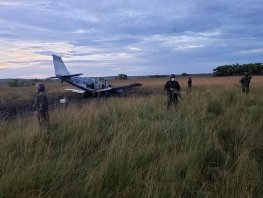 Los militares realizaron operaciones de rastreo en las rutas aledañas, para detectar movimientos sospechosos y poder determinar el paradero de droga que supuestamente fue sustraída por personas que esperaban la avioneta en el lugar de aterrizaje y que huyeron llevando algunos paquetes.