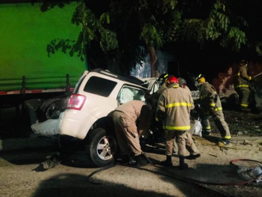 Miembros del Cuerpo de Bomberos llegaron al lugar del hecho para ayudar en la liberación de los cuerpos.