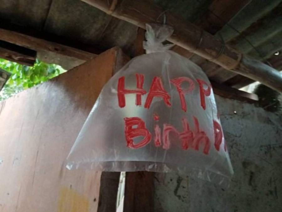 'Happy birthday papá', era el mensaje en los globos improvisados de los niños.