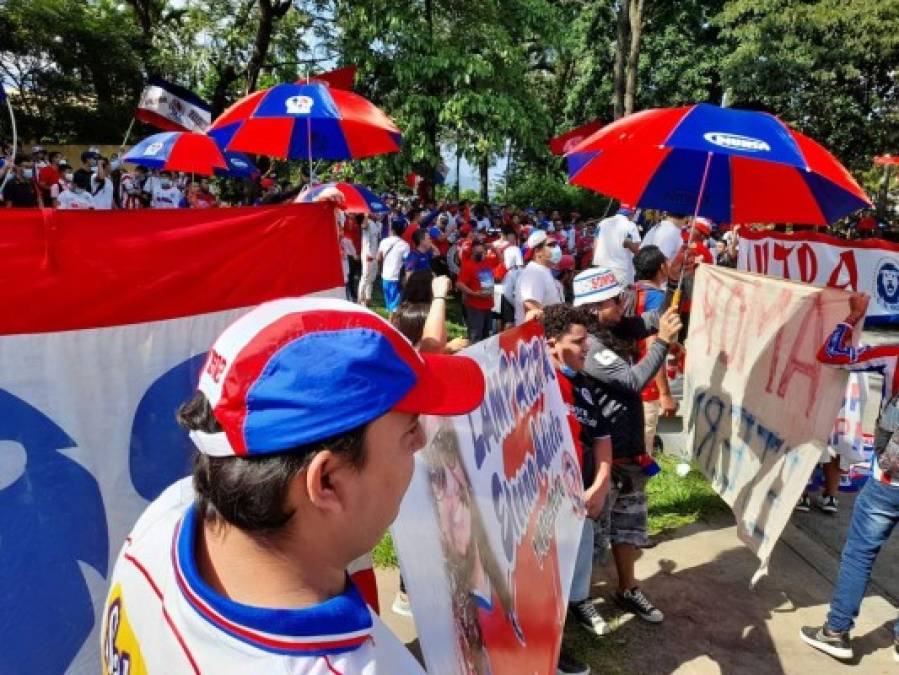 La barra del Olimpia protagonizó un show al equipo blanco en el hotel de concentración previo a su duelo contra Marathón en San Pedro Sula. Los aficionados no pueden ingresar a los estadios debido a las medidas contra el covid-19. Fotos Neptalí Romero.