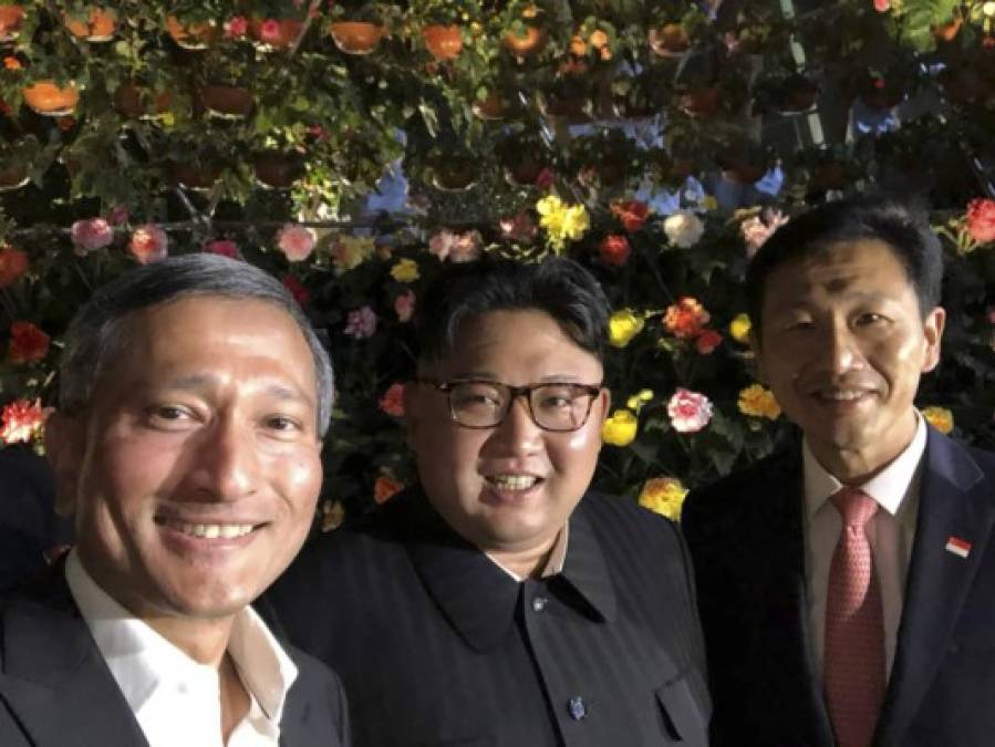 9. La estrella del selfi: Kim culminó meses de ofensiva diplomática al posar para una selfi pública por primera vez, muy lejos de su imagen habitualmente muy cuidada.<br/><br/>La foto de un sonriente líder norcoreano, tomada y publicada en línea por el ministro de Relaciones Exteriores de Singapur, Vivian Balakrishnan, asombró a los usuarios de las redes sociales.