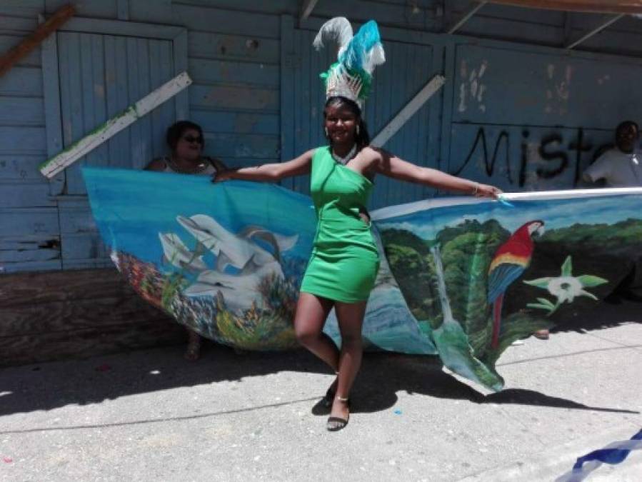 Uno de los trajes en el desfile de Guanaja.