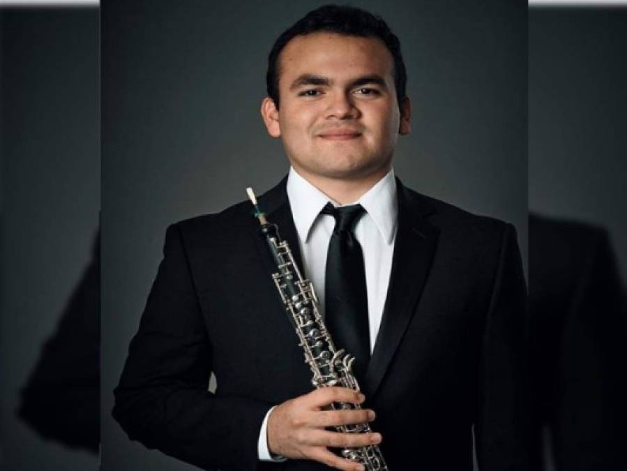 Eder Rivera Acosta (23) es originario de San Pedro Sula. Estudiante de último año de licenciatura en música con especialidad en oboe por la universidad estatal de Columbus Schwob School of Music en EUUU, en donde estudia con la Doctora en Oboe, Susan Hatch Tomkiewicz.
