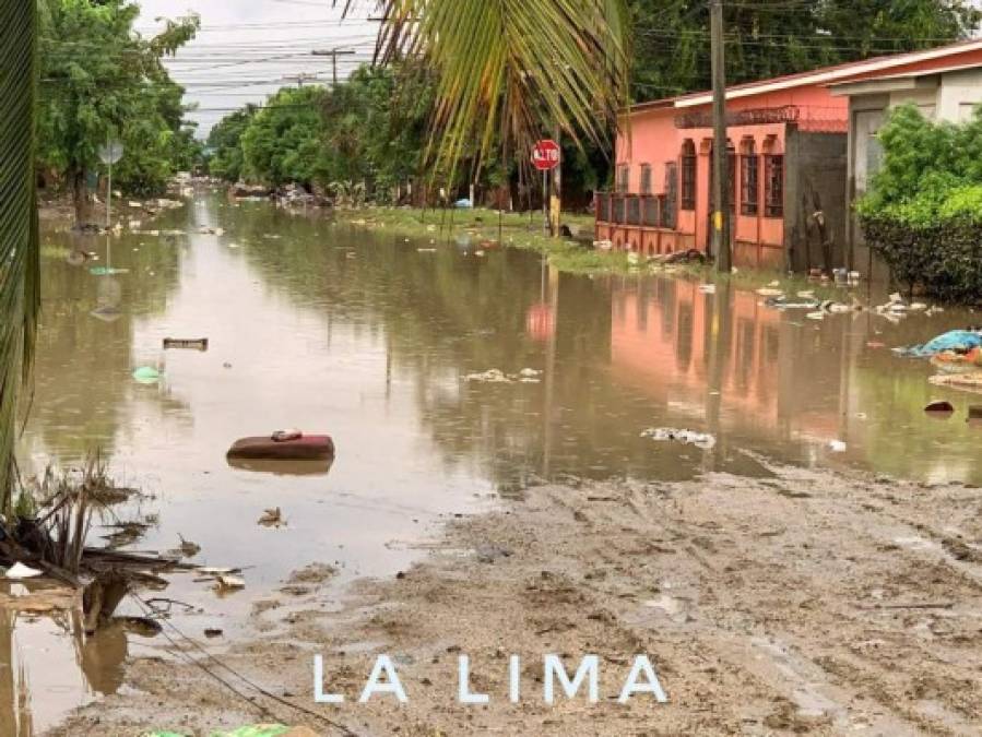 Carres enlodadas y con nivel de agua estancada por lluvias en La Lima.