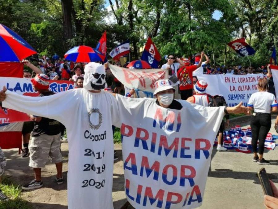 La barra del Olimpia protagonizó un show al equipo blanco en el hotel de concentración previo a su duelo contra Marathón en San Pedro Sula. Los aficionados no pueden ingresar a los estadios debido a las medidas contra el covid-19. Fotos Neptalí Romero.