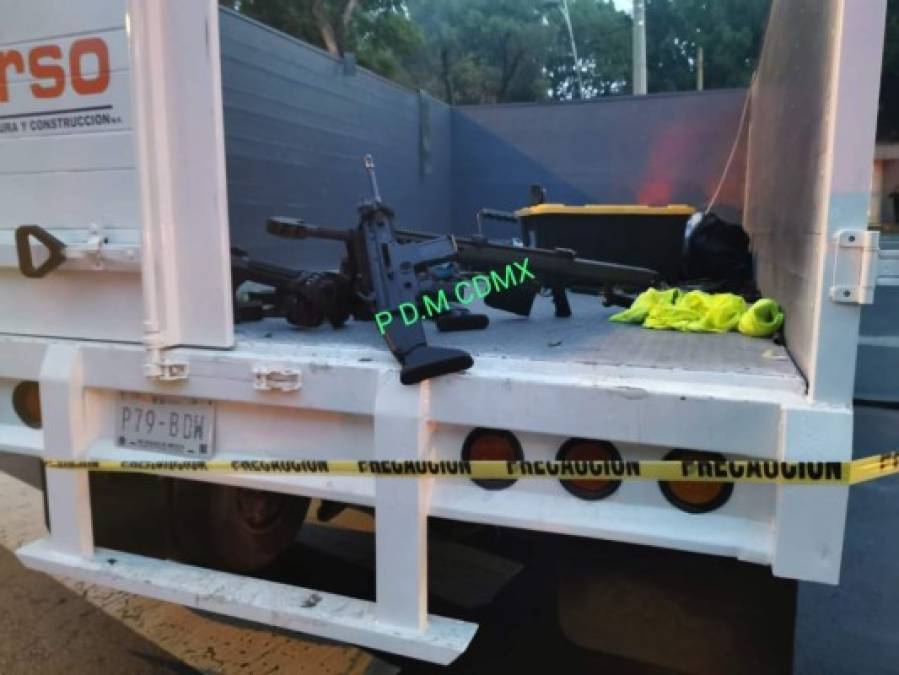 Vista de armas en el lugar donde se atentó contra el jefe de Seguridad de la Ciudad de México, Omar García Harfuch, en Ciudad de México. EFE