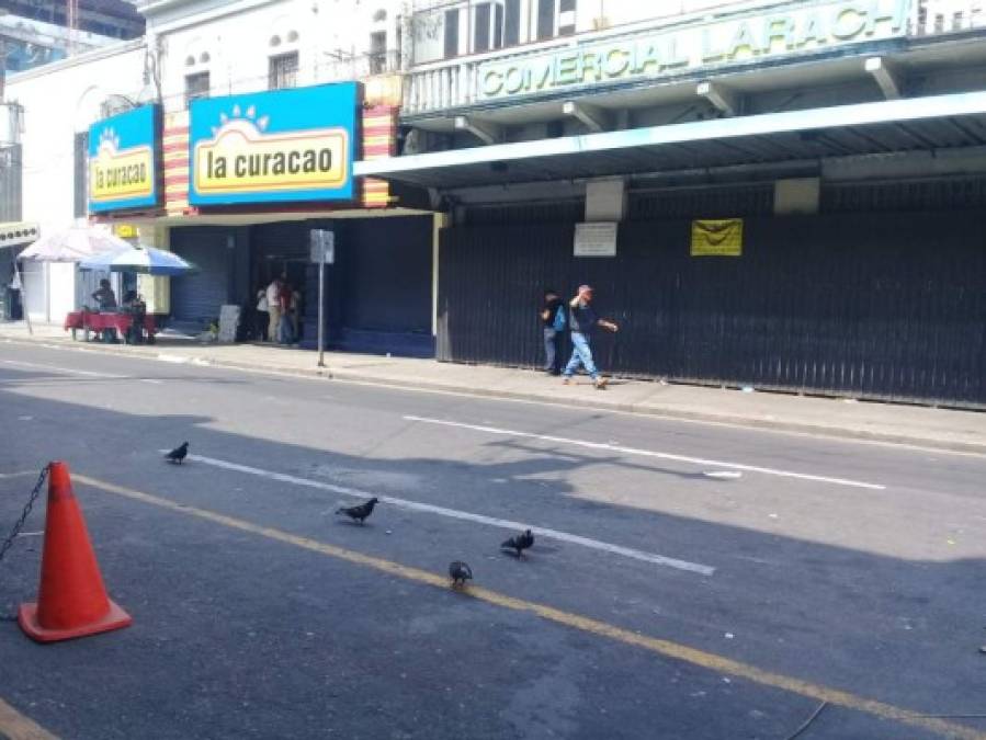 Con los negocios cerrados, el flujo transeúntes fue menor en las calles del centro de la ciudad.