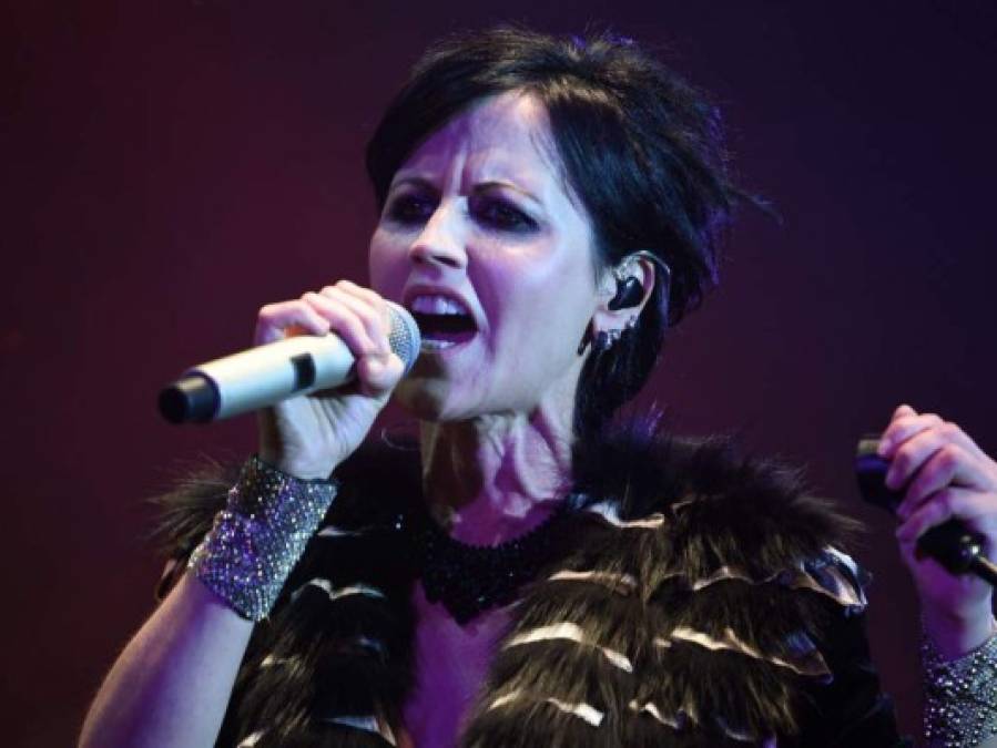 Dolores O’Riordan, la voz de una generación.<br/> La cantante irlandesa Dolores O’Riordan, líder de la banda The Cranberries, murió el pasado 15 de enero en un hotel de Londres, Inglaterra.<br/><br/>Las autoridades locales revelaron en septiembre pasado que la intérprete de Zombie, de 46 años, murió tras ahogarse en la bañera de su hotel cuando estaba ebria.<br/><br/>Dolores sufría un trastorno bipolar y su muerte fue considerada en un principio como suicidio; sin embargo, las autoridades revelaron que se trató de “un accidente”.<br/><br/>O’Riordan saltó al estrellato internacional a principios de la década de 1990 con temas como Dreams o Linger y llegó a vender más de 40 millones de discos en todo el mundo. Es recordada en Irlanda como la “voz de toda una generación”.