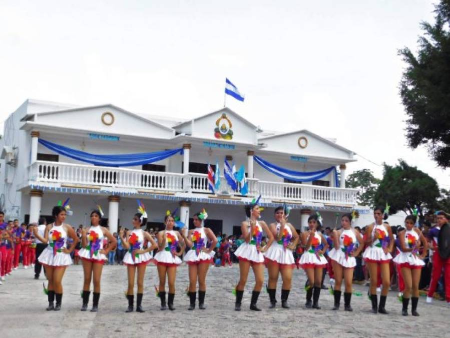 Distintos colegios a nivel nacional vistieron sus mejores galas para conmemorar el aniversario de nuestra patria.