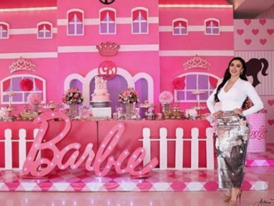 E incluso se llegó a filtrar una impresionante fiesta de cumpleaños de sus hijas inspirada en la muñeca Barbie hace unos años, aunque en varias ocasiones se crearon cuentas falsas que trataban de exponer su vida privada y criticar que ella saliera y si divirtiera.<br/><br/>