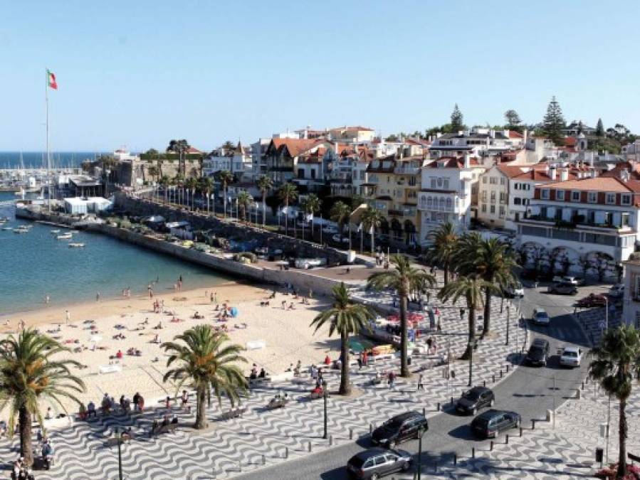 El jugador luso ha decidido levantar una mansión de ensueño en uno de los parajes más deseados, la Quinta da Marinha, un entorno de abundante vegetación, lagos y campos de golf que se mezclan con un gigantesco centro comercial y con varios restaurantes de lujo para conformar un enclave de auténtico lujo.