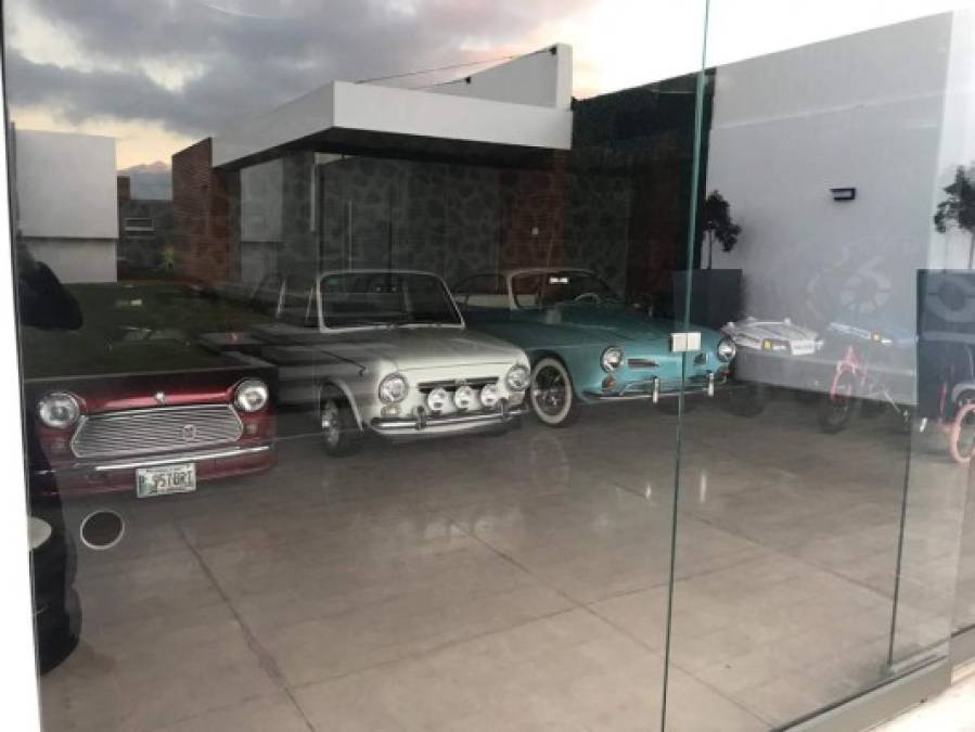 También en el operativo antinarcos el Ministerio Público decomisó varrios carros clásicos de colección.