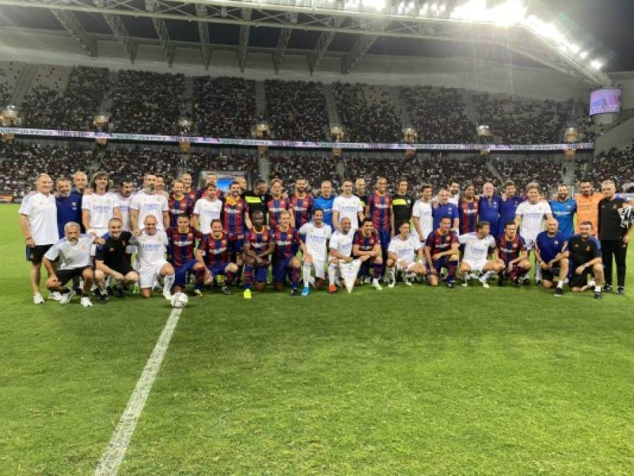 La foto final del clásico. Las layendas del Barcelona y Real Madrid posando.