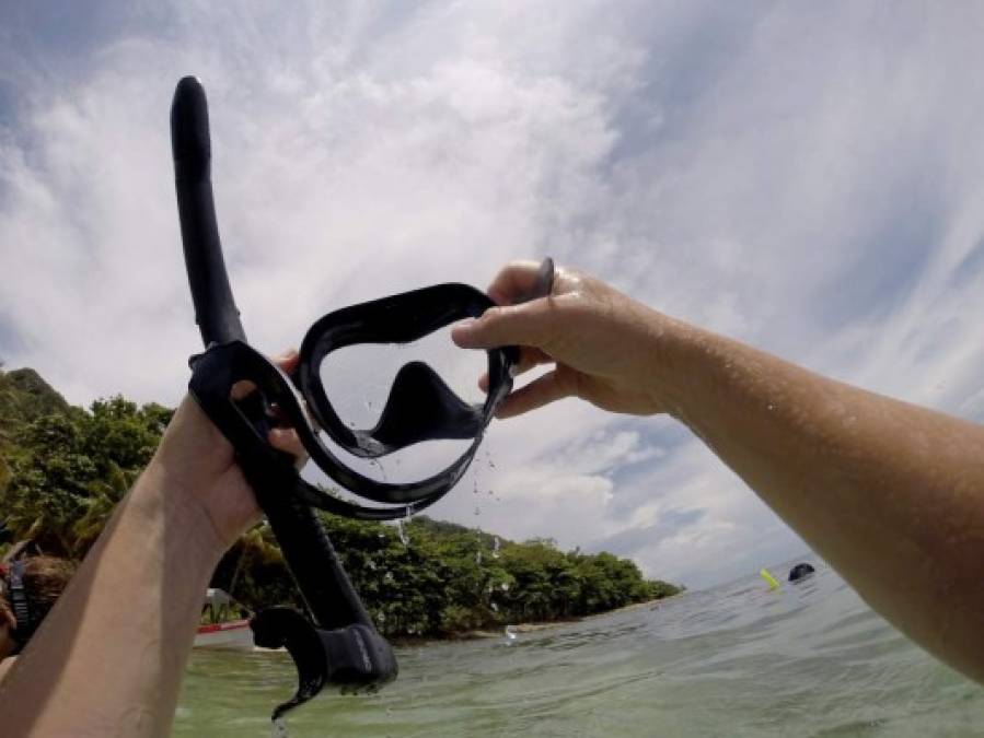 Careta y tubo para respirar listos. La aventura del snorkel comienza.