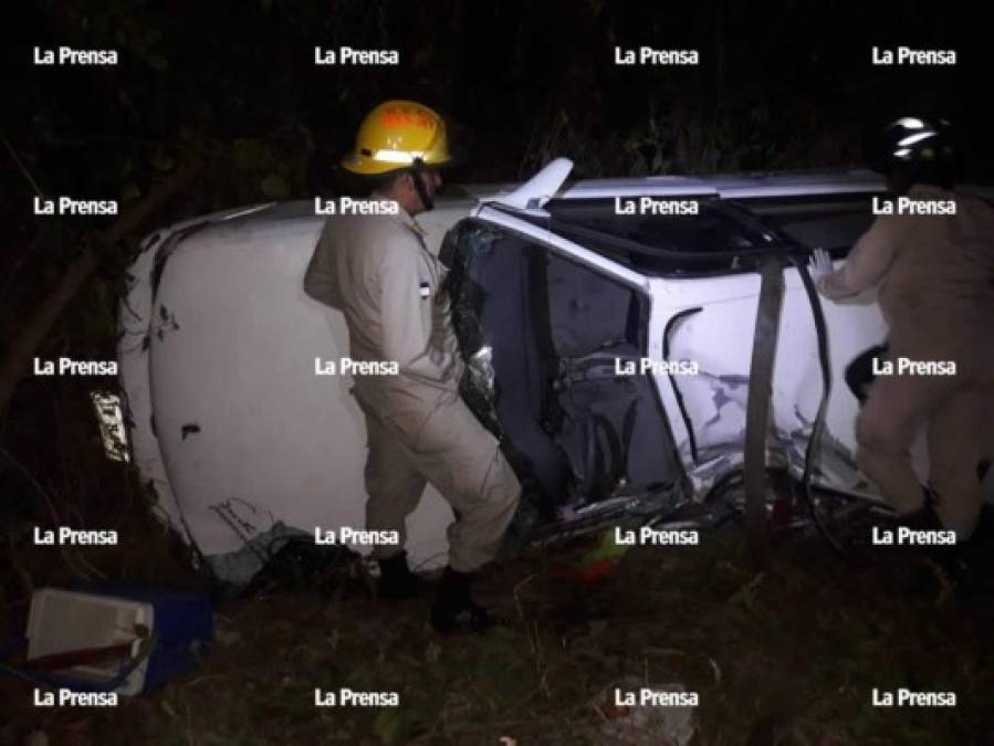 En el accidente resultaron heridas otras seis personas (entre ellas dos menores) y fueron trasladadas en estado crítico por ambulancias de los bomberos y la Cruz Roja a varios centros asistenciales de la zona.