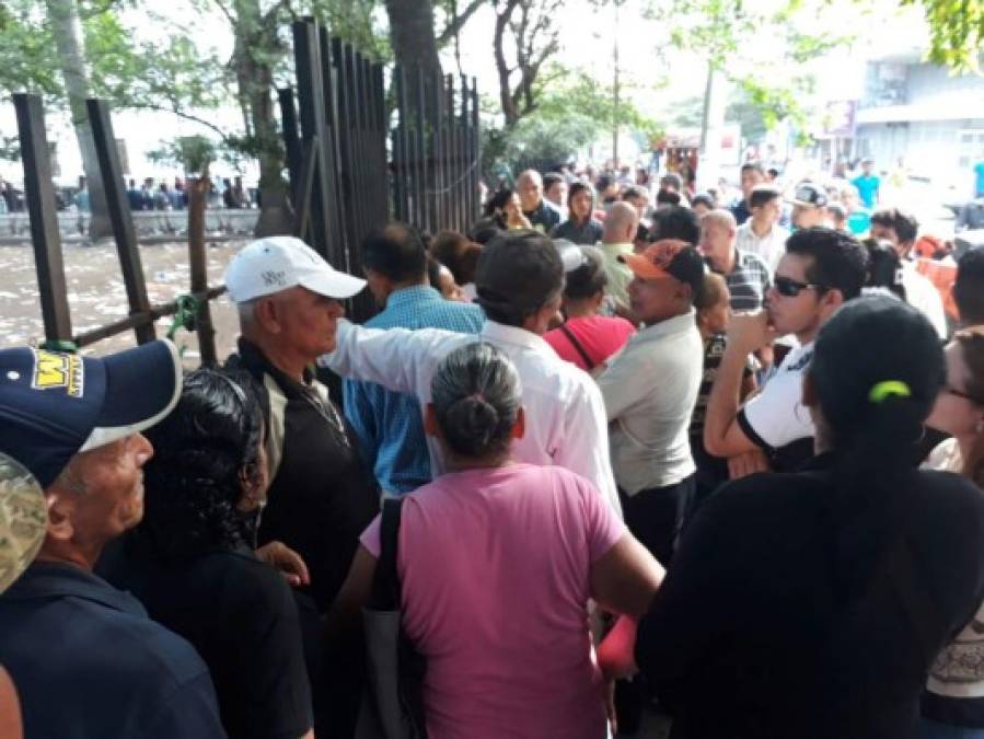 La fila en el RNP en San Pedro Sula alcanzaba las dos cuadras de largo.