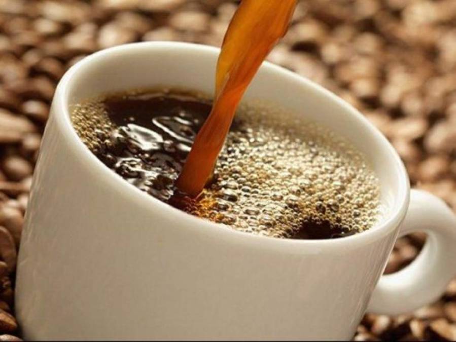 Café: esta bebida tan utilizada en el desayuno contiene cafeína que contribuye a aumentar la producción de sudor en nuestro cuerpo. Además, su sequedad consigue que las bacterias se reproduzcan en la boca por falta de saliva y se acabe generando mal aliento.