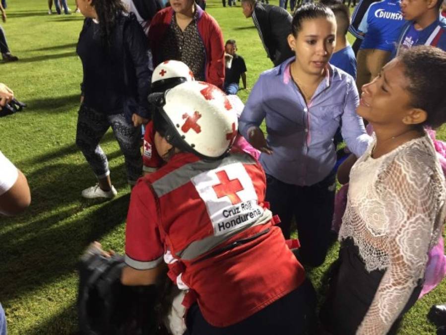 Dentro del estadio Nacional varios aficionados se desmayaron por los gases lacrimógenos.