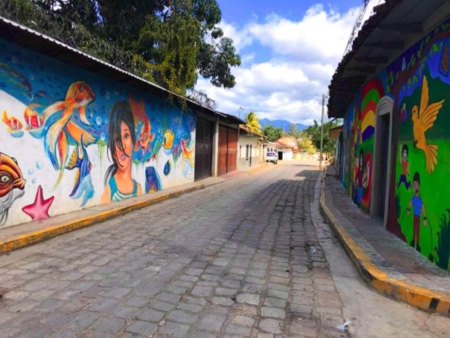 Cantarranas tenía 54 murales pintados por artistas hondureños, argentinos, colombianos, centroamericanos y mexicanos, que se han sumado para hacer del pueblo la galería de arte al aire libre más grande de Honduras.