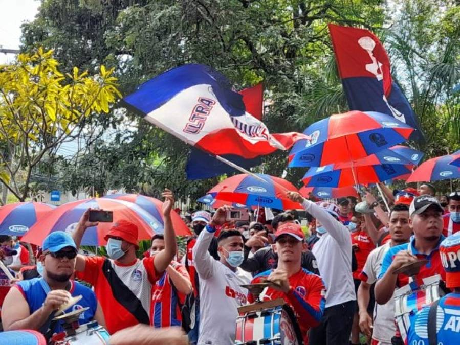 La barra del Olimpia protagonizó un show al equipo blanco en el hotel de concentración previo a su duelo contra Marathón en San Pedro Sula. Los aficionados no pueden ingresar a los estadios debido a las medidas contra el covid-19. Fotos Neptalí Romero.